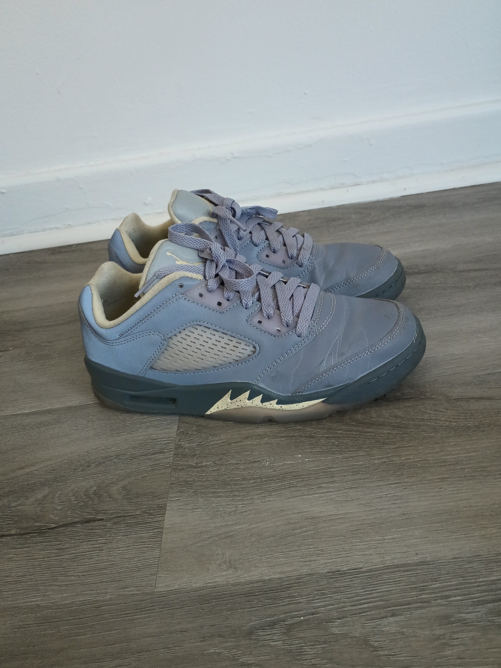 Jordan Women's's Low-Top Sneakers in Slate Gray and Cream Size 7,5